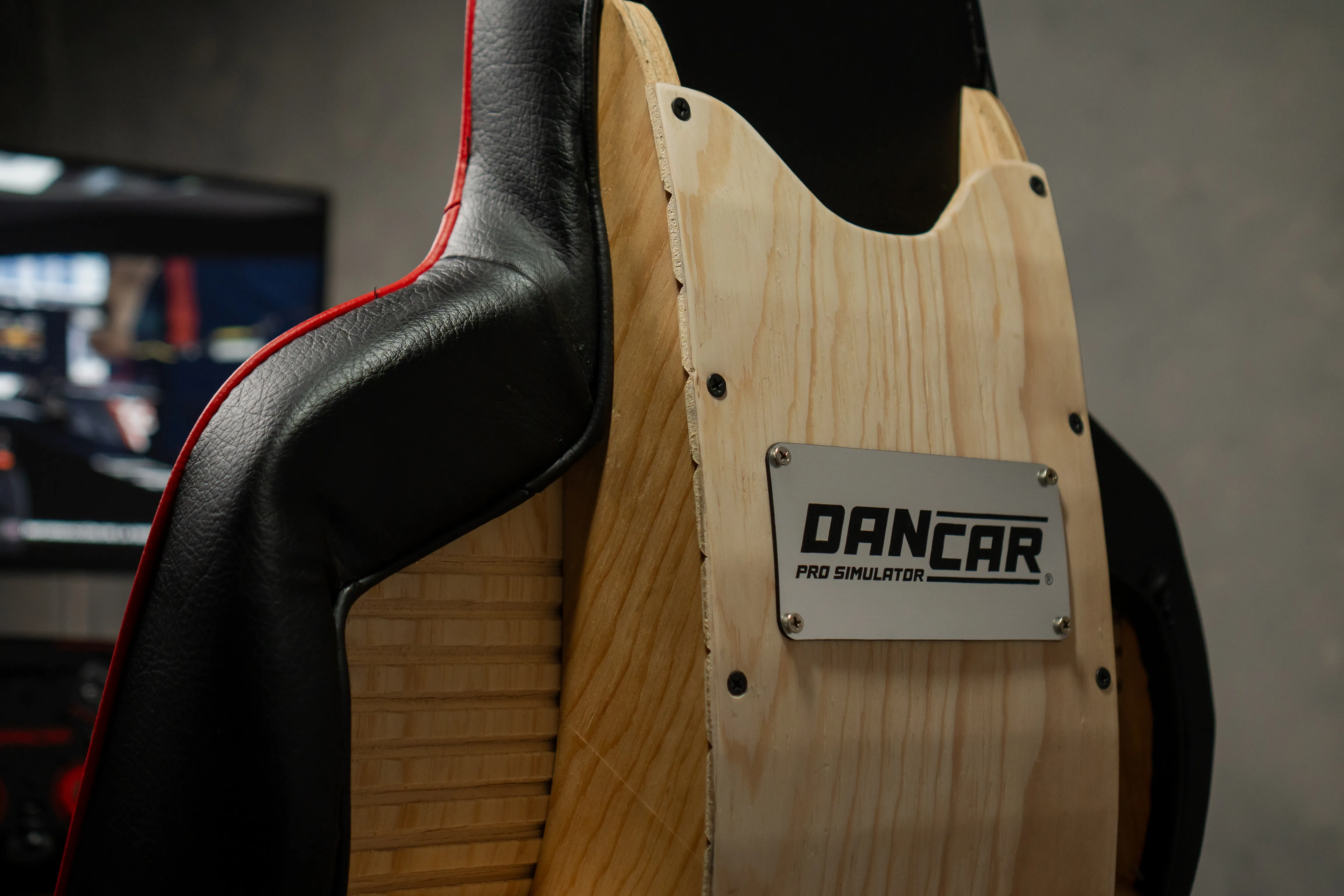 Vista posterior del simulador DancarPro con respaldo de madera y placa de marca