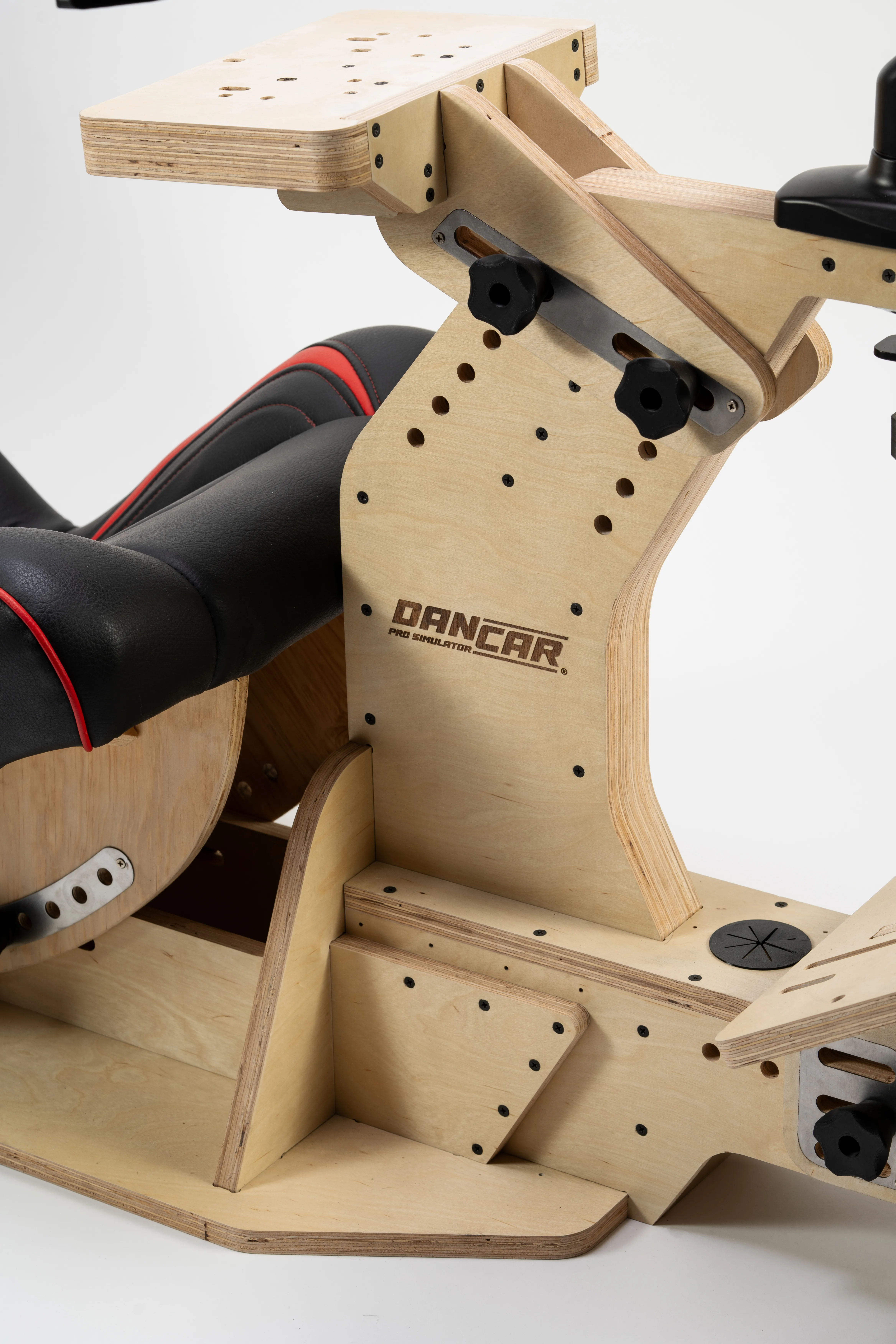 Detalle de la madera laminada y las uniones del simulador Dancar
